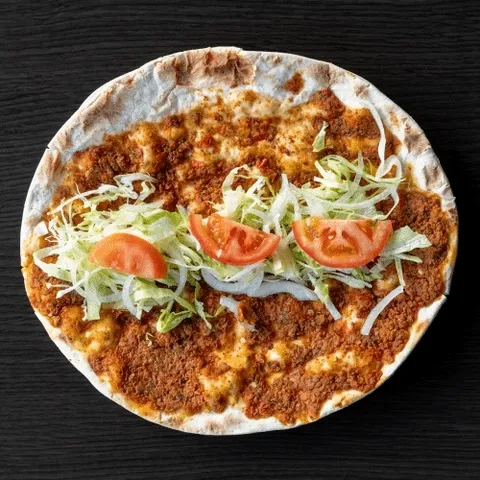 Lahmacun met kippenvlees en groente