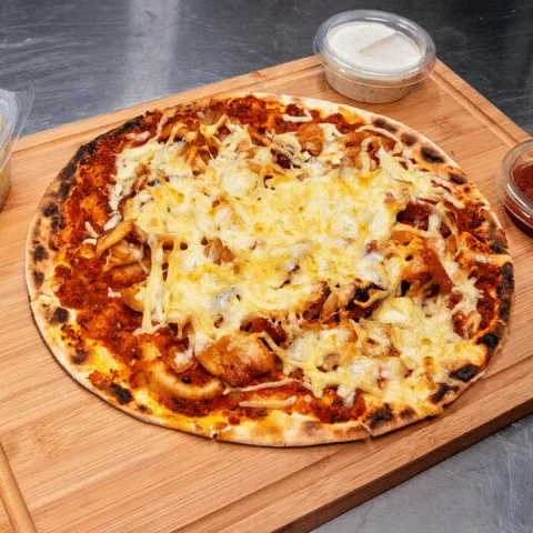 Turkse pizza met dönervlees en kaas