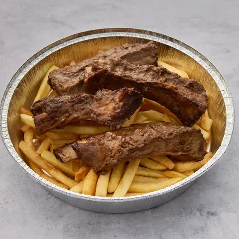 Portie friet beladen met spareribs