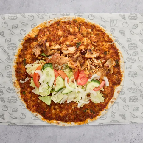 Lahmacun met kipdoner en sla