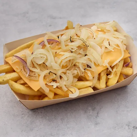Portie friet beladen met gebakken ui en cheddar