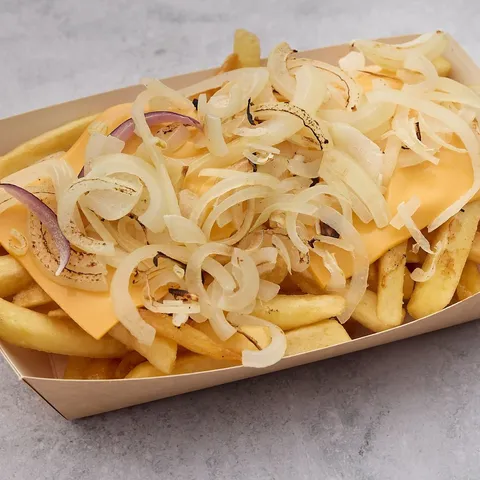 Portie friet beladen met ceddarkaas en ui