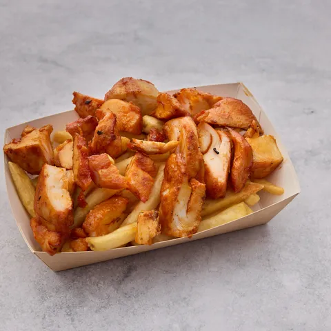 Portie friet beladen met kipfilet