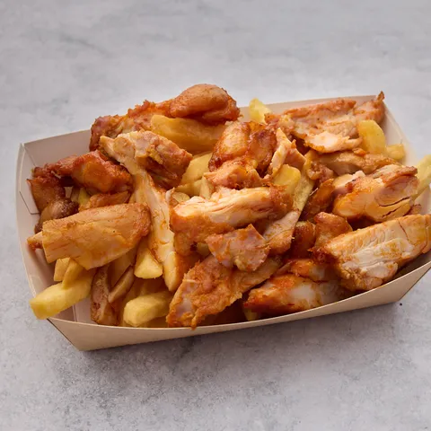 Portie friet beladen met kippendijen