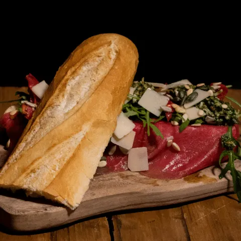 Broodje carpaccio pesto