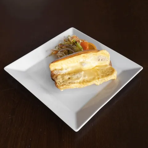 Broodje ham met gesmolten kaas en brie