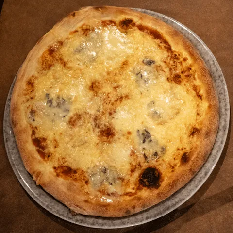 Pizza quattro formaggi