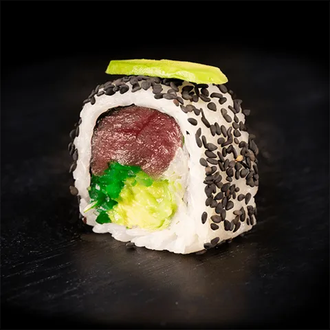 Uramaki sesam tuna salad