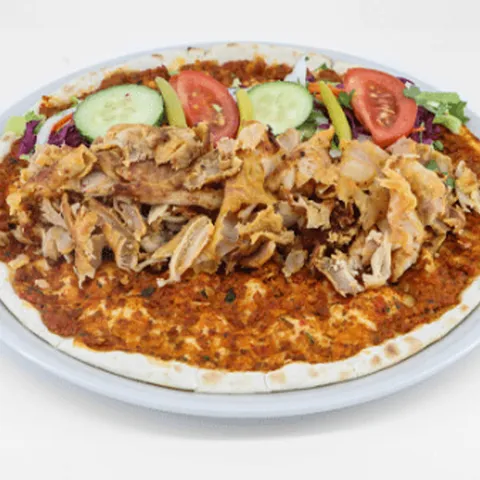 Lahmacun met beef Yaprak Döner en salade
