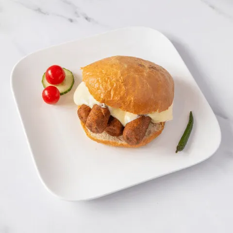 Broodje halal kip frikandel