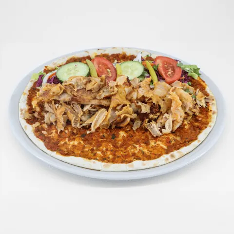 Lahmacun met kipdöner en salade