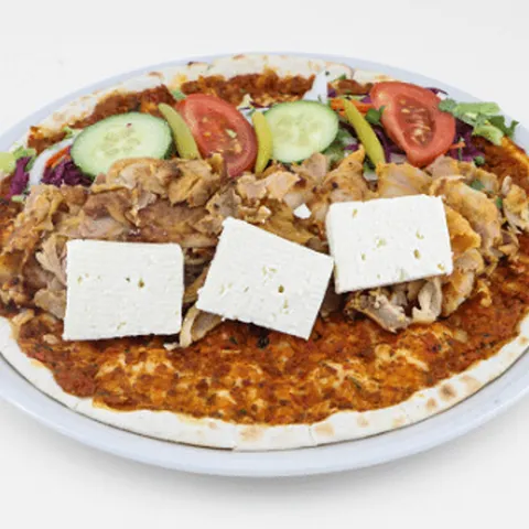 Lahmacun met fetakaas en beef Yaprak Döner