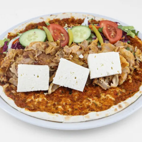 Lahmacun met fetakaas en kip döner