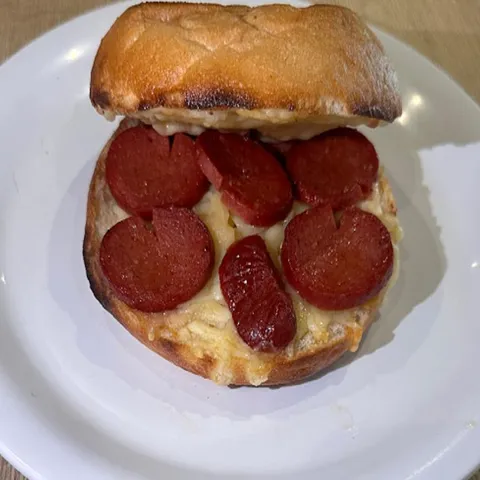 Broodje gesmolten kaas met sucuk