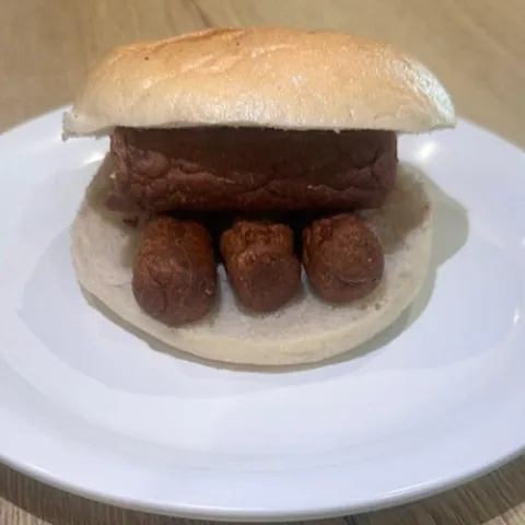 Broodje halal kip frikandel