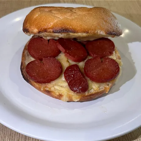 Broodje gesmolten kaas met sucuk