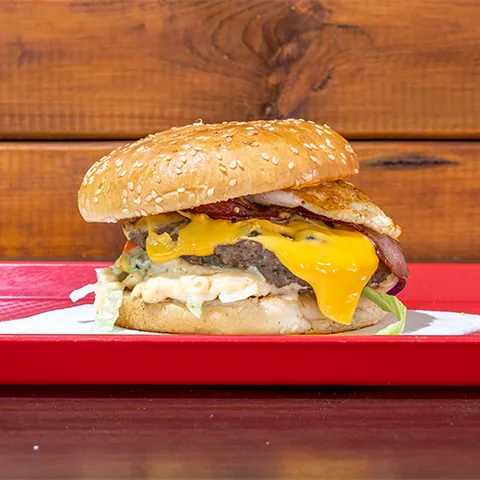 Bacon en egg cheeseburger