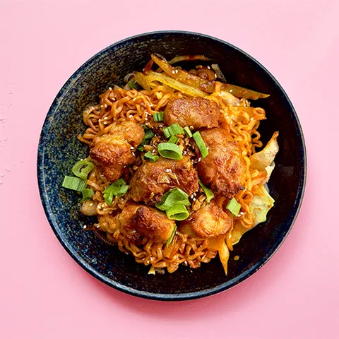 Flaming hot noodles met chicken karaage