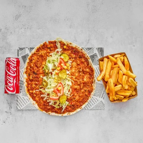 Lahmacun kaas en salade menu