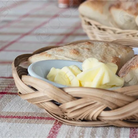 Cesta de Pan con mantequilla