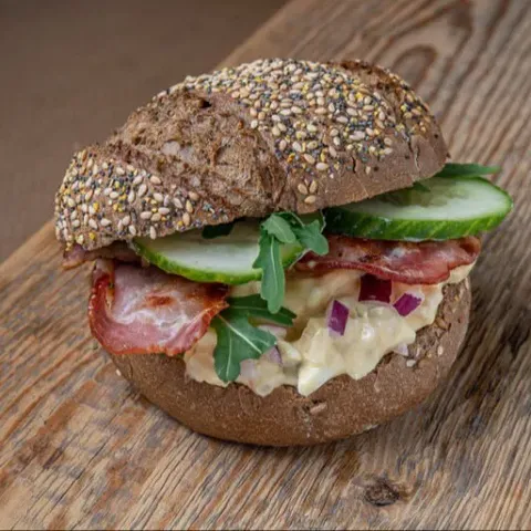 Broodje eiersalade speciaal met bacon