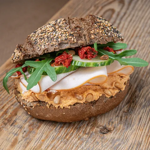 Broodje hummus gerookte kip