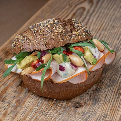 Broodje vegetarische kipworst avocadomayonaise