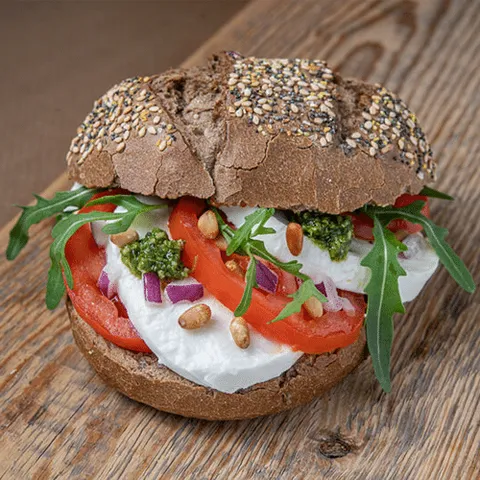 Broodje mozzarella tomaat