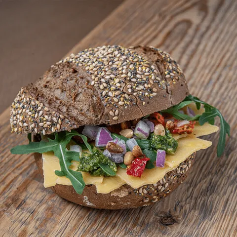 Broodje oude kaas pesto