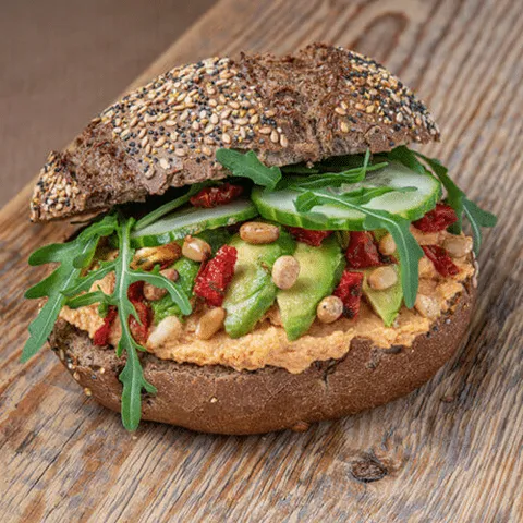 Broodje hummus avocado