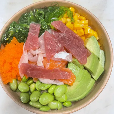 Poké bowl sashimi