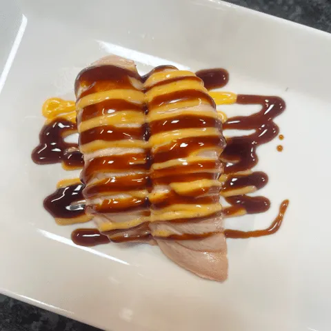 Geflambeerde zalm nigiri