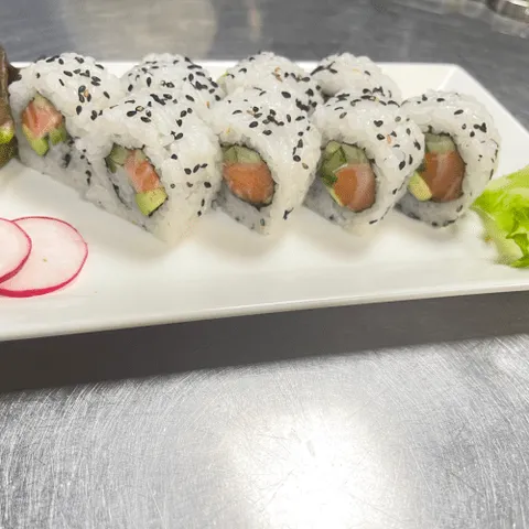 Zalm avocado komkommer roll