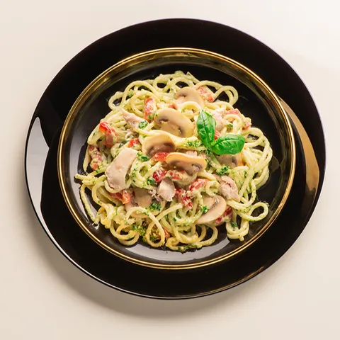 Pasta al pesto cremoso con pollo