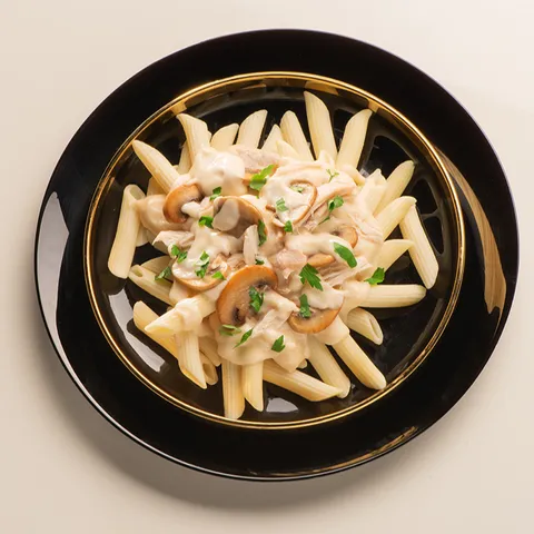 Pasta con pollo e funghi cremosi