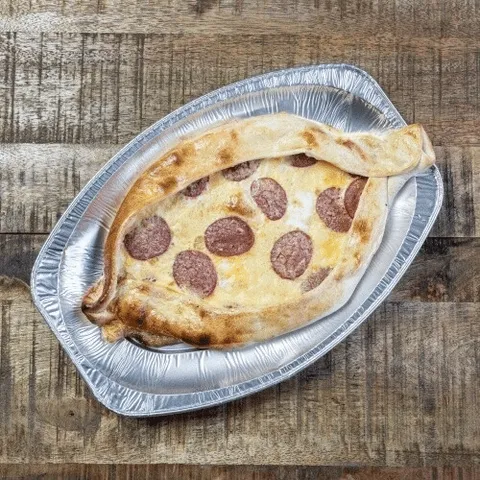 Pide met Turkse worst (sucuk) en ei
