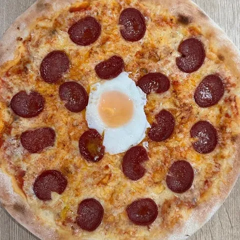 Pizza sucuk en ei