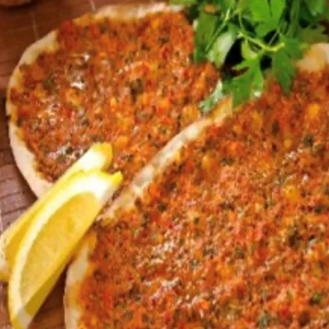 Lahmacun gesmolten kaas en salade