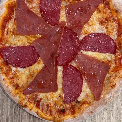 Pizza ham en salami