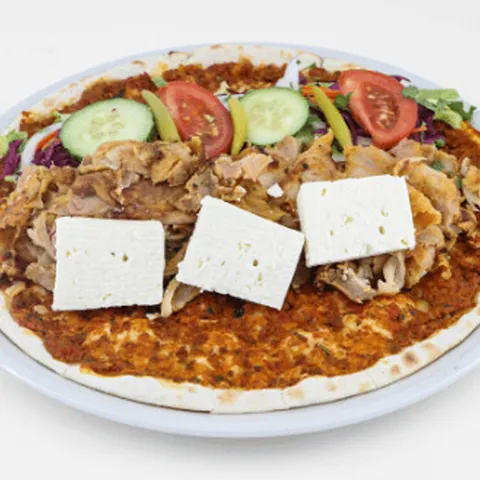 Lahmacun met fetakaas en beef Yaprak Döner