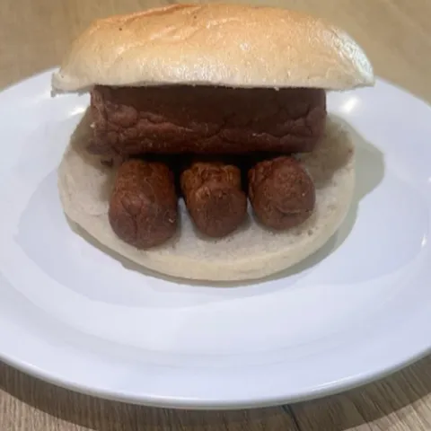 Broodje halal kip frikandel
