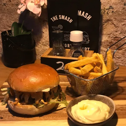 The smashed whiskey burger met friet