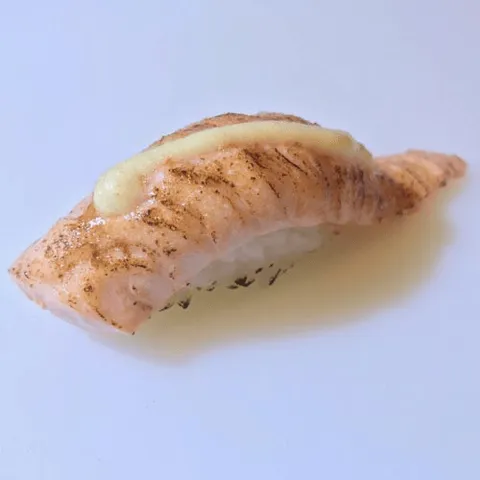 Geflambeerde zalm nigiri