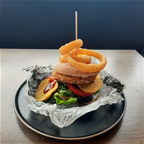 Avocado burger met fried onion rings