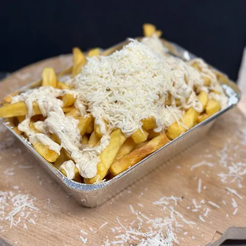 Loaded fries Parmezaan en black truffelmayonaise