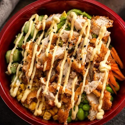 Poké bowl krokante kip halal