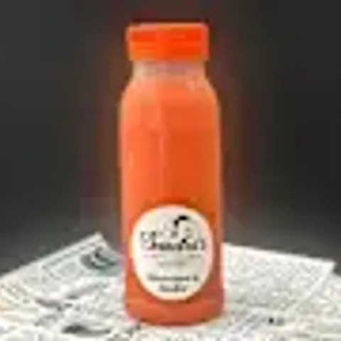 Sinaasappel- en aardbeiensap