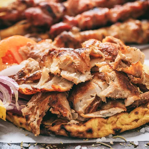 Gyros met twee souvlaki schotel